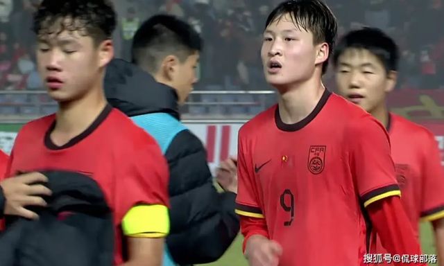 Tuyển Trung Quốc thua ngược, “trở về mặt đất” sau trận thắng Indonesia 7-0