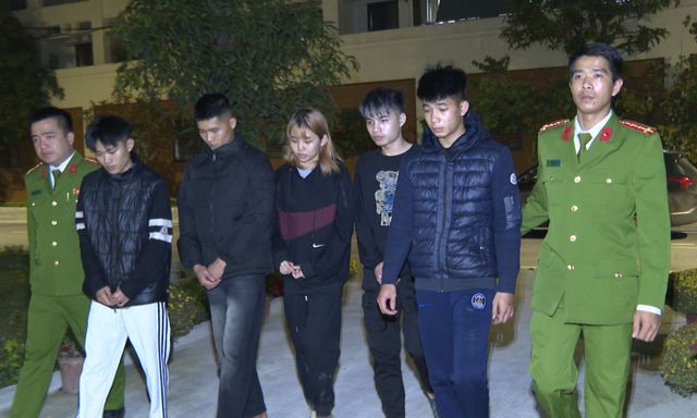 Bắt Phạm Linh Duyên sinh năm 2006 và 4 nam thanh niên