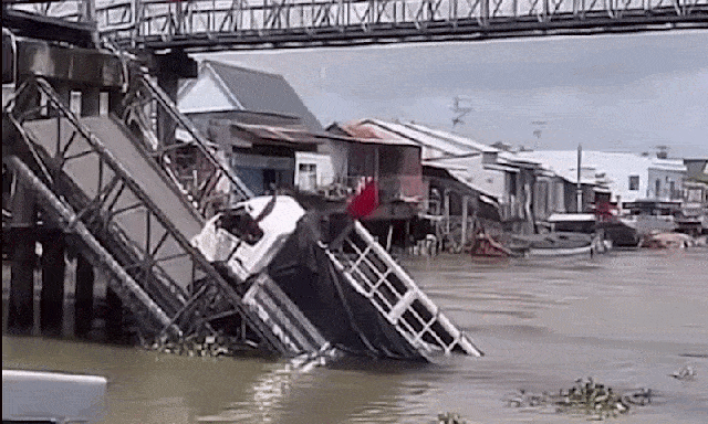 Hiện trường vụ xe tải lao thẳng xuống sông khi cầu sập, tài xế thoát chết trong gang tấc