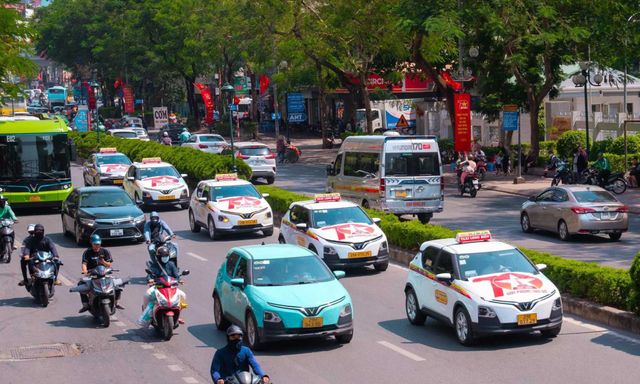 100% taxi ở Hà Nội là xe điện trong 4 năm nữa: Gần 28.000 tài xế có được hỗ trợ gì không?