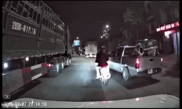 Cả gia đình đi xe máy bị ô tô bán tải chèn ngã ở Hà Nội: Vợ cầm lái, chồng chỉ nói một câu về tài xế 