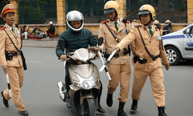 Nộp phạt vi phạm giao thông muộn có phải nộp thêm tiền lãi không? Bộ Công an trả lời