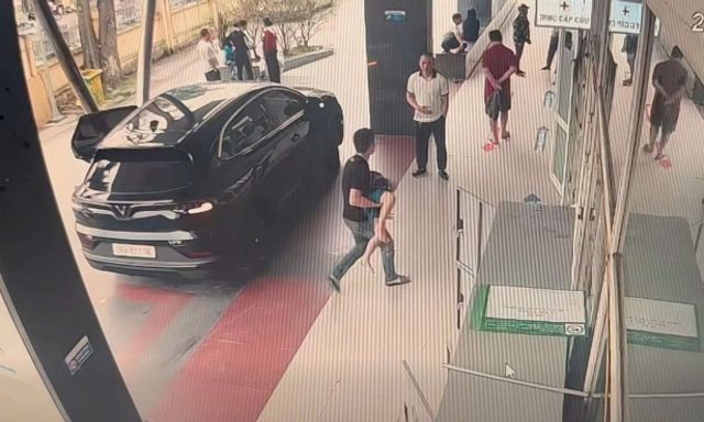 Tài xế vượt đèn đỏ đưa bé trai hóc dị vật đi cấp cứu, bà nội kể 