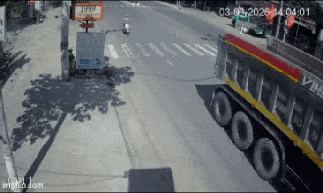 Xe tải làm đứt dây điện, người phụ nữ ngã nhào ra đường: Công an vào cuộc