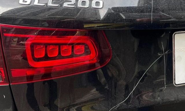 Vụ Mercedes bị đập gương, cào xước khi đỗ bên đường ở Hà Nội: Danh tính người phụ nữ vừa bị khởi tố