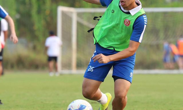 Chân sút Việt kiều báo tin vui cho HLV Kim Sang-sik