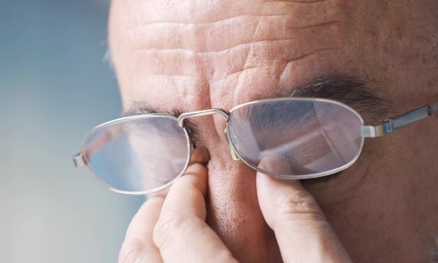 Người đàn ông mắc cùng lúc 3 bệnh nghiêm trọng về mắt, bác sĩ nghiêm giọng: 