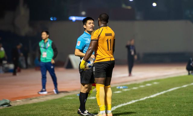 HLV V.League bức xúc: “Trọng tài cứ thế này, bóng đá Việt Nam khó nâng tầm nổi”