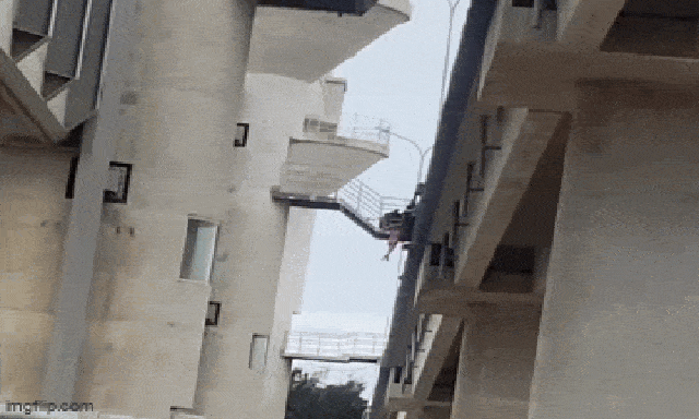 Khoảnh khắc người phụ nữ mang thai 7 tháng định tự tử: Người chứng kiến la hét thất thanh