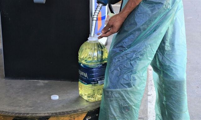 Xăng tăng giá, mua trích trữ trong thùng, can được quy định như thế nào trong luật?