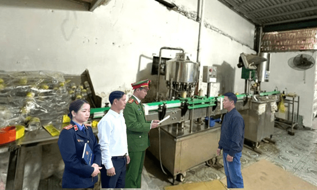 Thi hành lệnh bắt tạm giam chủ xưởng dấm Vũ Văn Dũng sinh năm 1984