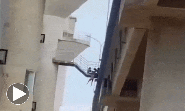 Thót tim khoảnh khắc lực lượng chức năng giải cứu thai phụ có tâm lý bất ổn ngồi chơ vơ trên cầu