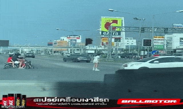 Giận bạn trai, cô gái ngồi 