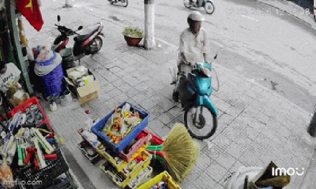 Vỉa hè bất ngờ sụp xuống, người đàn ông thoát nạn: Chậm 1 giây là nguy!