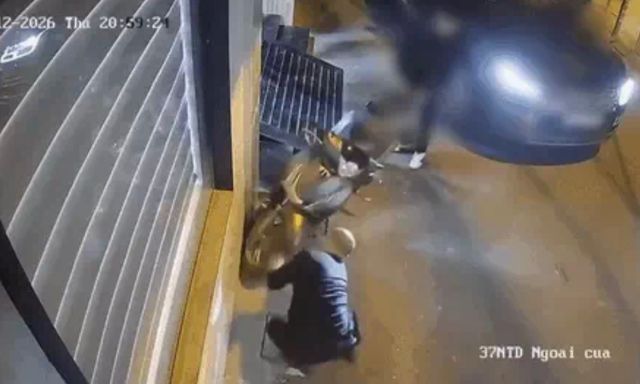 Tài xế Range Rover lập tức được mời lên phường sau khi chọc thủng 2 lốp xe SH ở Hà Nội