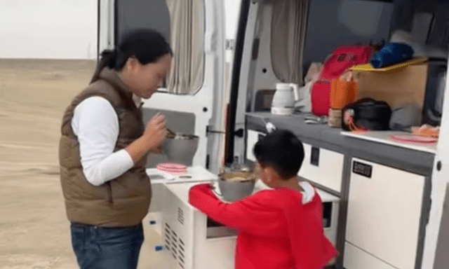 Cho con nghỉ học để đi du lịch, phụ huynh nhận khoản phạt gần 70 triệu đồng