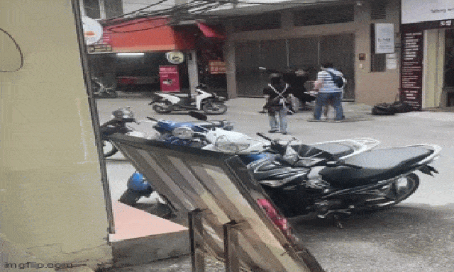 Cãi nhau trong quán, cô gái gọi thêm người đến 