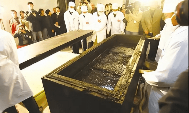 Bật nắp quan tài cổ 700 năm, chuyên gia sững sờ: Lỗ chân lông người phụ nữ vẫn rõ, tay còn cầm vật lạ