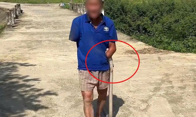 Vụ cụ ông cụt 2 tay kẹp con rắn mang về nhà: Gia đình lên tiếng về số tiền được hỗ trợ