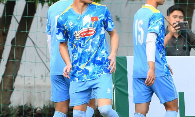 Được trợ lý thầy Kim để mắt, Việt kiều châu Âu tập luyện ra sao trong ngày đầu tại U23 Việt Nam?