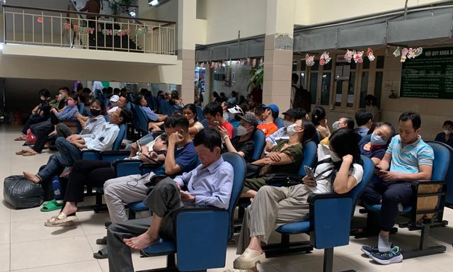 Chấm dứt cảnh xếp hàng chờ khám: Bệnh viện Bạch Mai mở 