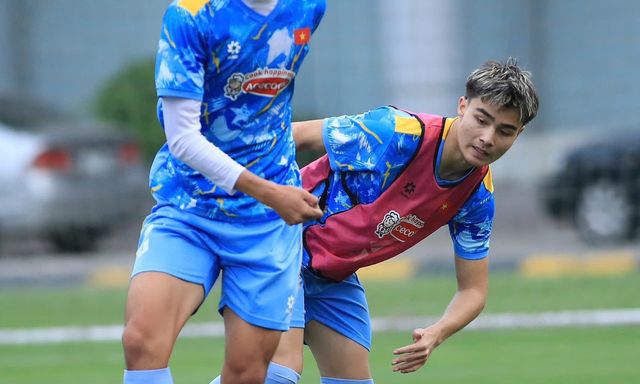 HLV Kim Sang-sik sắp có tiền đạo cao 1m95 cho U23 Việt Nam?