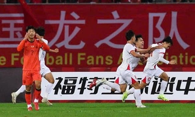 Sao Trung Quốc từng “biếu” bàn thắng cho U23 Việt Nam lại gây tranh cãi gay gắt