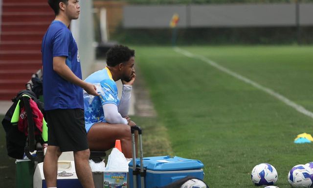 Hình ảnh đáng lo ngại của Nguyễn Xuân Son chỉ sau ít phút tập luyện cùng tuyển Việt Nam