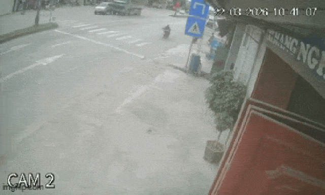 Kinh hoàng khoảnh khắc 3 ô tô đâm liên hoàn, 1 tài xế tử vong thương tâm trong cabin 