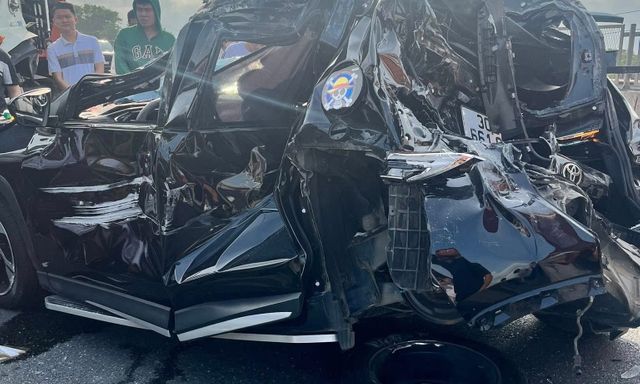 Hiện trường kinh hoàng vụ tai nạn liên hoàn 6 xe trên cao tốc, có xe bị vò nát