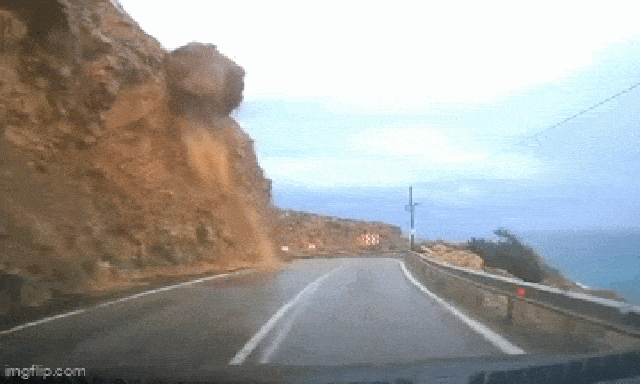 Đang đi trên đường núi, chiếc ô tô bị đất đá đổ xuống lấp kín xe, camera ghi lại khoảnh khắc kinh hoàng