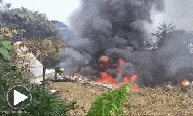 Khoảnh khắc thảm khốc máy bay quân sự C-130 Colombia chở 121 người rơi phát nổ ít nhất 34 người chết