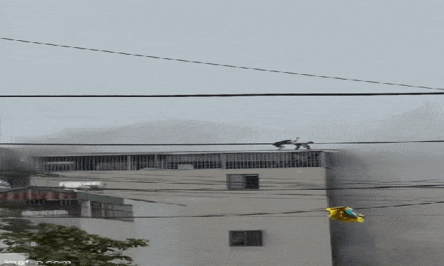 2 người phá mái tôn cứu các nạn nhân từ căn nhà 6 tầng cháy dữ dội ở Hà Nội 