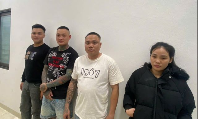 Ập vào phòng trọ, bắt Ngô Thị Hằng SN 2001 và 3 người đàn ông