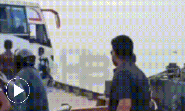 Khoảnh khắc thảm kịch xe khách chở nhiều người trong cùng gia đình rơi sông, 16 người tử vong