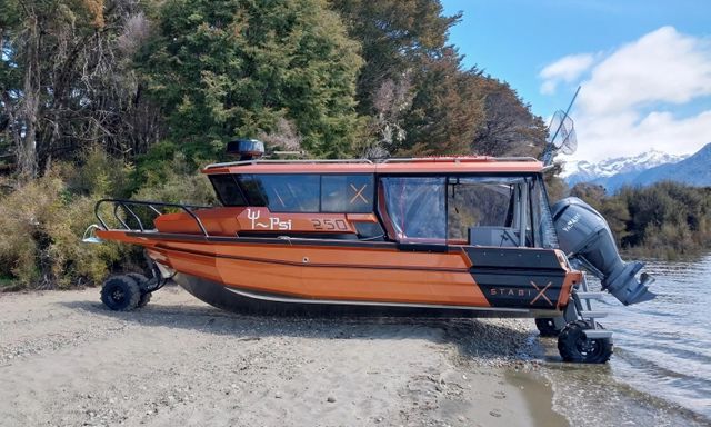 Nhà di động chạy trên cạn lẫn dưới nước, biến đảo hoang thành điểm cắm trại