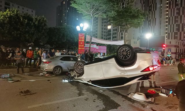 Ô tô Lexus tông liên hoàn khiến 2 người đi cấp cứu giữa đêm ở Hà Nội: Đã rõ nguyên nhân ban đầu