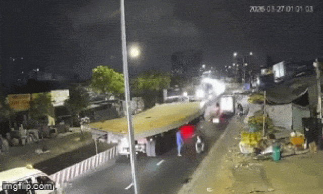 Kinh hoàng khoảnh khắc tấm thép hơn 10 tấn rơi đè bẹp cabin xe rác, tài xế tử vong 