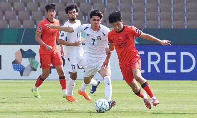 Tuyển Trung Quốc thua ngược theo kịch bản nghẹt thở