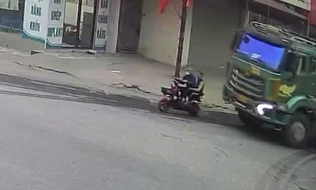 Mải nói chuyện điện thoại, tài xế lái xe tải đè tử vong 2 người đi đường