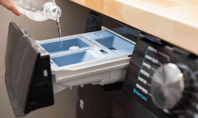 Thêm 1 nguyên liệu có sẵn trong bếp vào máy giặt, quần áo thơm sạch đến không ngờ