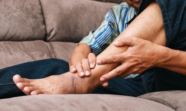 Thấy 6 dấu hiệu này xuất hiện trên tay, chân vào buổi tối, cẩn thận kẻo đột quỵ đã “gõ cửa”