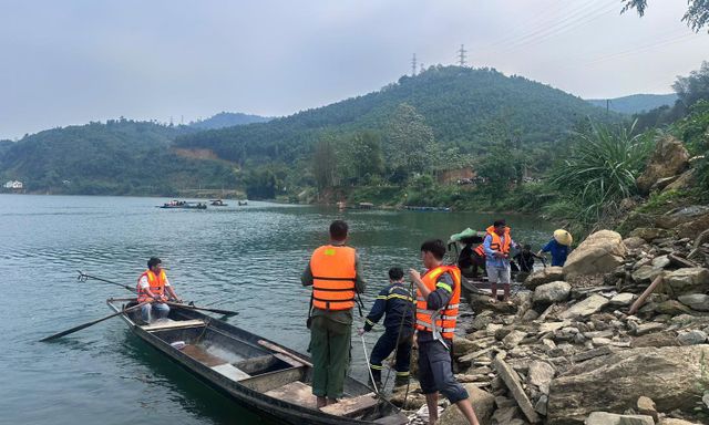 Hiện trường trắng đêm tìm kiếm đôi vợ chồng mất tích giữa lòng hồ thủy điện: Con trai may mắn sống sót