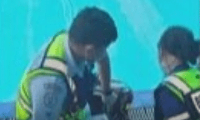 Đến trường học đón cháu nhưng không thấy đâu, bà đi tìm thì ngã quỵ khi thấy cậu bé nằm dưới đáy bể bơi