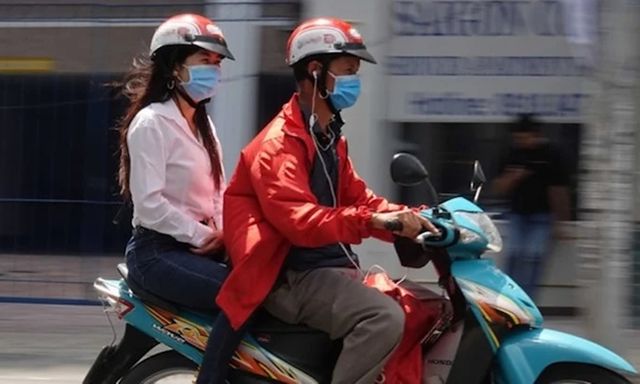 Người vừa lái xe máy vừa đeo tai nghe sẽ chịu mức phạt nào? Bộ Công an giải đáp