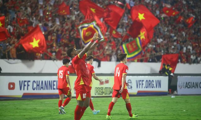 Báo Malaysia choáng váng, đổ lỗi cho… thời tiết khi đội nhà “phơi áo” trước tuyển Việt Nam