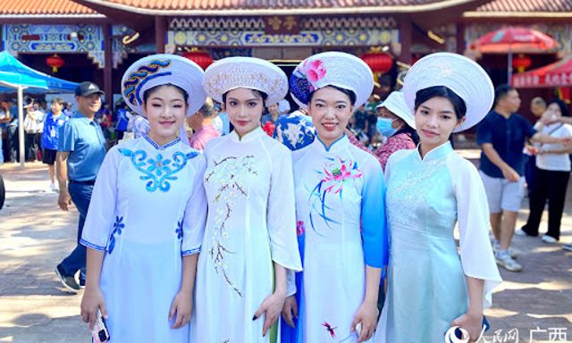 Khách Việt tới Trung Quốc sững người vì cảnh quá quen: Phụ nữ mặc áo dài, đàn bầu vang lên giữa làng