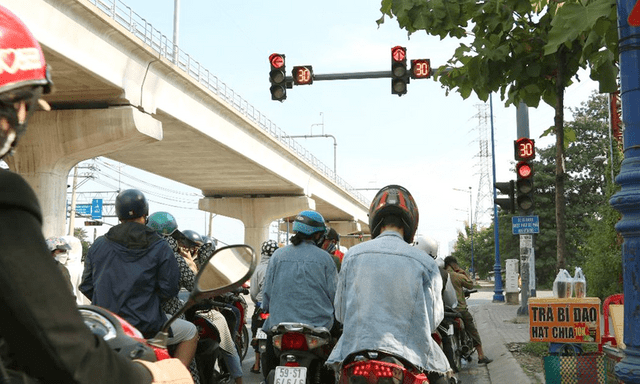Dừng đèn đỏ kiểu này có thể bị phạt tới 22 triệu đồng, người dân chú ý