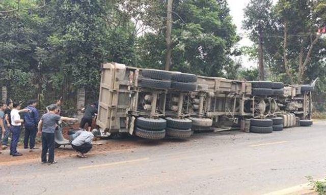 Vụ xe đầu kéo đè bẹp xe con và xe máy, 2 phụ nữ tử vong: Bắt tạm giam tài xế Trần Văn Khoa
