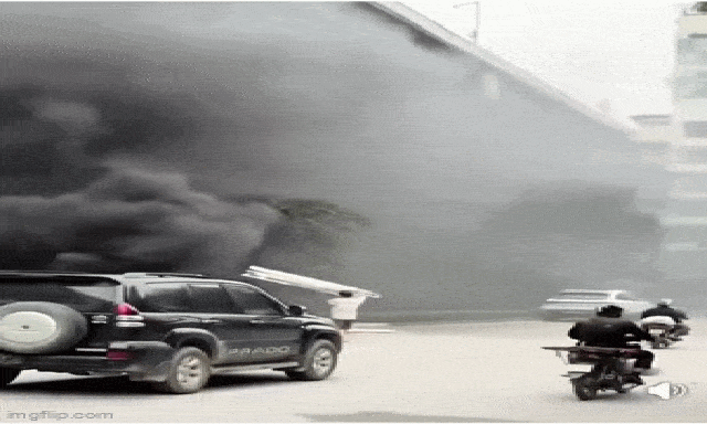 Danh tính người đàn ông đốt rác dưới chân cầu Thăng Long - Hà Nội, khói đen bốc mù mịt